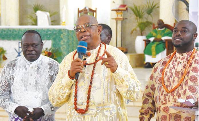 The Chief Adviser to the Governor, Chief Ighoyota Amori and others announcing the donation of N17.2m to St Paul’s Catholic Church, Benin City at the Ethnic Pre-Harvest Thanksgiving of the Niger Delta States.