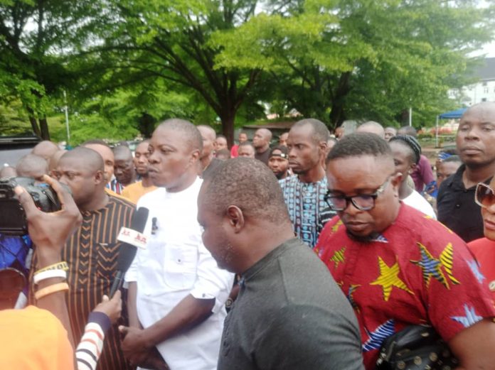 Chairman, Owa-Oyibu Development Initiative, Hon. Benson Nkeki and his team shortly after a meeting with the Special Adviser to Delta State Governor on Peace Building and Conflict Resolution in Asaba over alleged land grabbing by the traditional ruler of Owa Kingdom, Obi Dr Emmanuel Efeizomor.